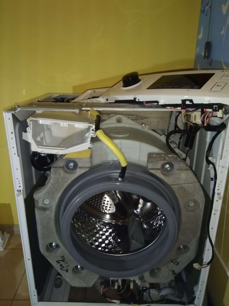Widok z przodu pralki Amica Dream Wash DAW 7123 DCiBT podczas wymiany fartucha