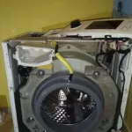 Widok z przodu pralki Amica Dream Wash DAW 7123 DCiBT podczas wymiany fartucha