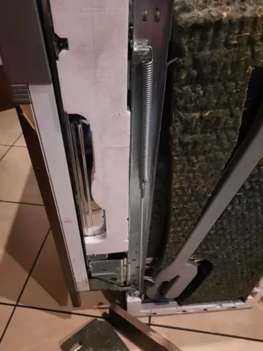 Wymiana linki zawiasu drzwi w zmywarce - naprawiaj, nie wyrzucaj