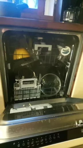 Wymiana pompy i węża odpływowego w zmywarce Whirlpool - naprawiaj, nie wyrzucaj