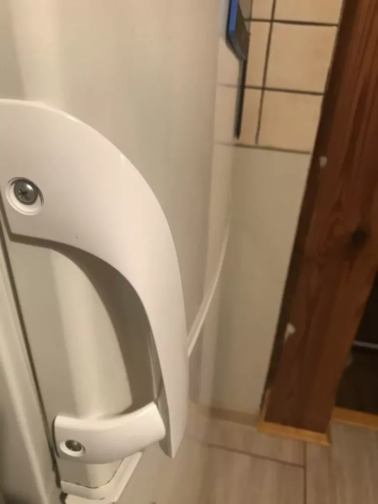 Wymiana uchwytu drzwi w lodówce