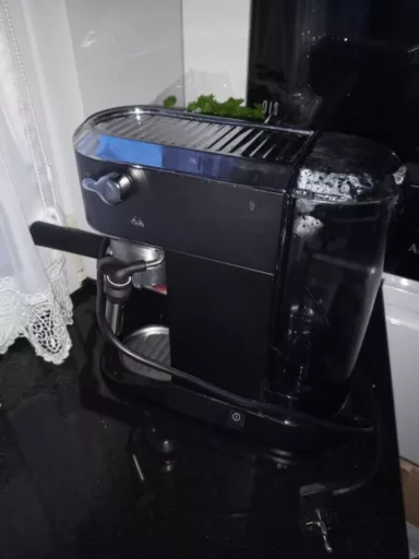 Wymiana zacisku i złączki wężyka w ekspresie przelewowym DeLonghi Dedica EC685.BK - naprawiaj, nie wyrzucaj