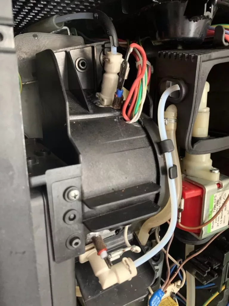 Złączka przy bojlerze ekspresu Delonghi ESAM 3200 Magnifica