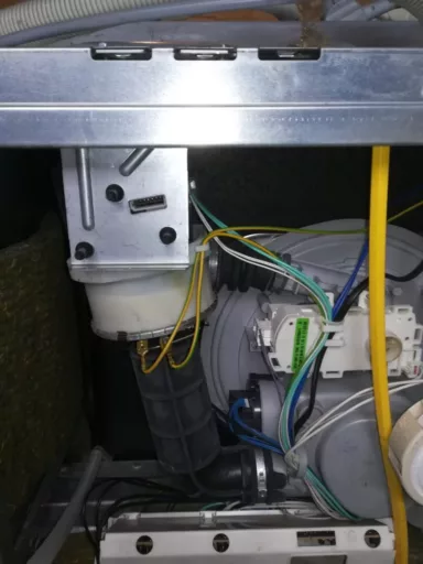 Wymiana pompy myjącej w zmywarce Whirlpool ADG9840/1 - naprawiaj, nie wyrzucaj