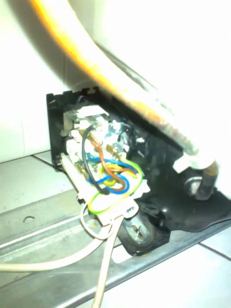 Wymiana startera w lodówce Electrolux