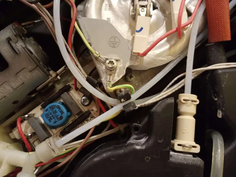 Korozja w ekspresie do kawy - wymiana elektrozaworu i grzałki