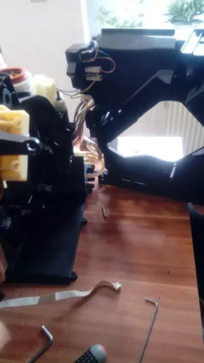 Wymiana obudowy zaparzacza w ekspresie do kawy DeLonghi - naprawiaj, nie wyrzucaj
