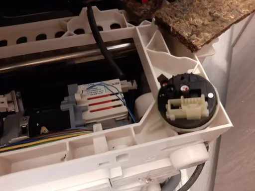 Wymiana hydrostatu w zmywarce Hotpoint-Ariston - naprawiaj, nie wyrzucaj
