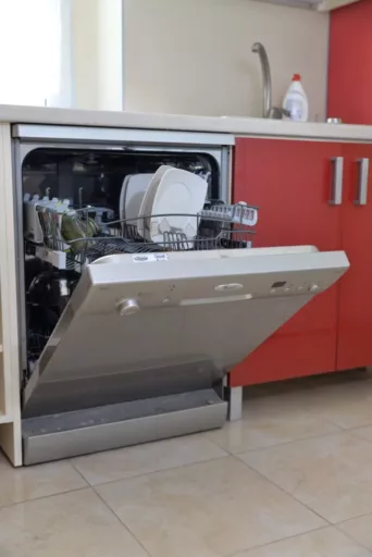 Wymiana listwy drzwi w zmywarce Whirlpool - naprawiaj, nie wyrzucaj