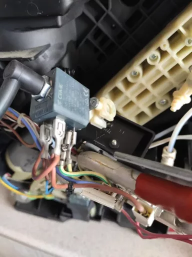 Wymiana elektrozaworu w ekspresie DeLonghi - naprawiaj, nie wyrzucaj