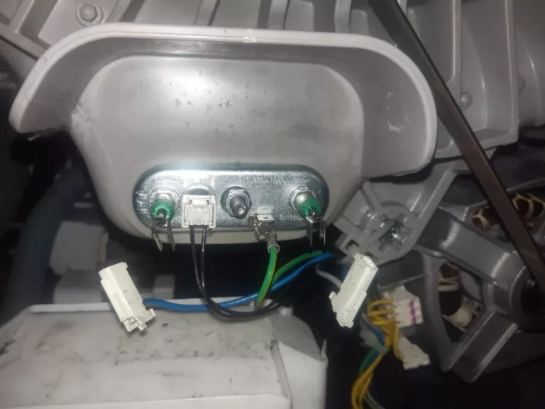 Wymiana grzałki w pralce AEG 914605906 01