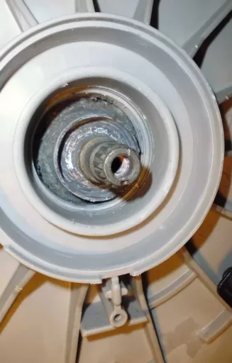 Wymiana łożysk w pralce Electrolux EWT1366HDW - naprawiaj, nie wyrzucaj