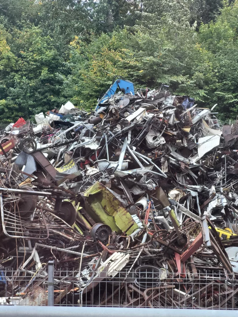 Wysypisko śmieci ze zużytym sprzętem AGD w miejscowości Debrzno w powiecie Człuchowskim