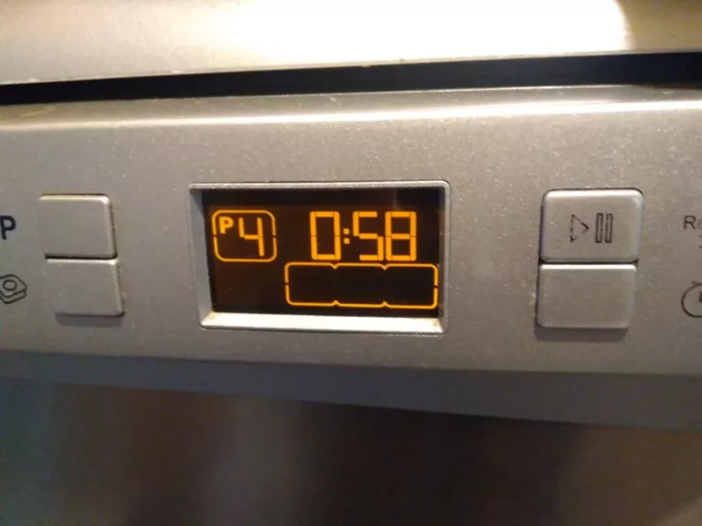 Wymiana panelu przedniego w zmywarce Beko DSFS6831X
