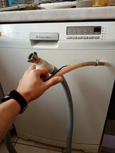Wymiana węża aquastop w zmywarce Electrolux - naprawiaj, nie wyrzucaj