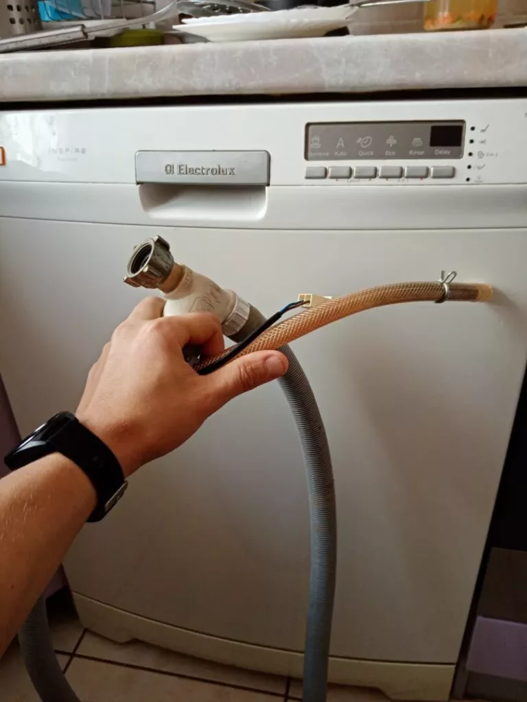 Wymiana węża aquastop w zmywarce Electrolux