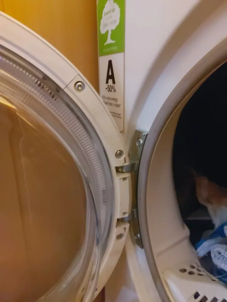 Wymiana zawiasu w suszarce Electrolux