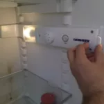 Montaż nowego termostatu w lodówce Liebherr CUP 30210