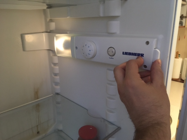 Montaż nowego termostatu w lodówce Liebherr CUP 30210