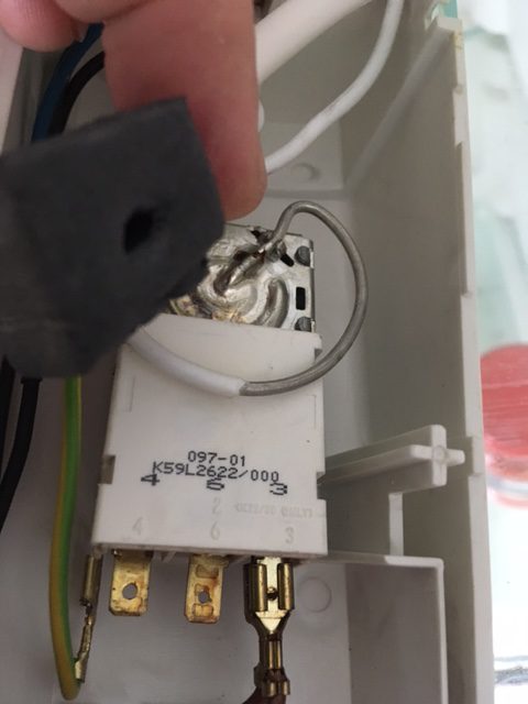 Połączenie przewodów by sprawdzić czy niesprawny jest agregat czy termostat w lodówce Liebherr CUP 30210