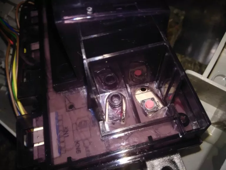 Ułamany przycisk w zmywarce Beko DSFS6831X