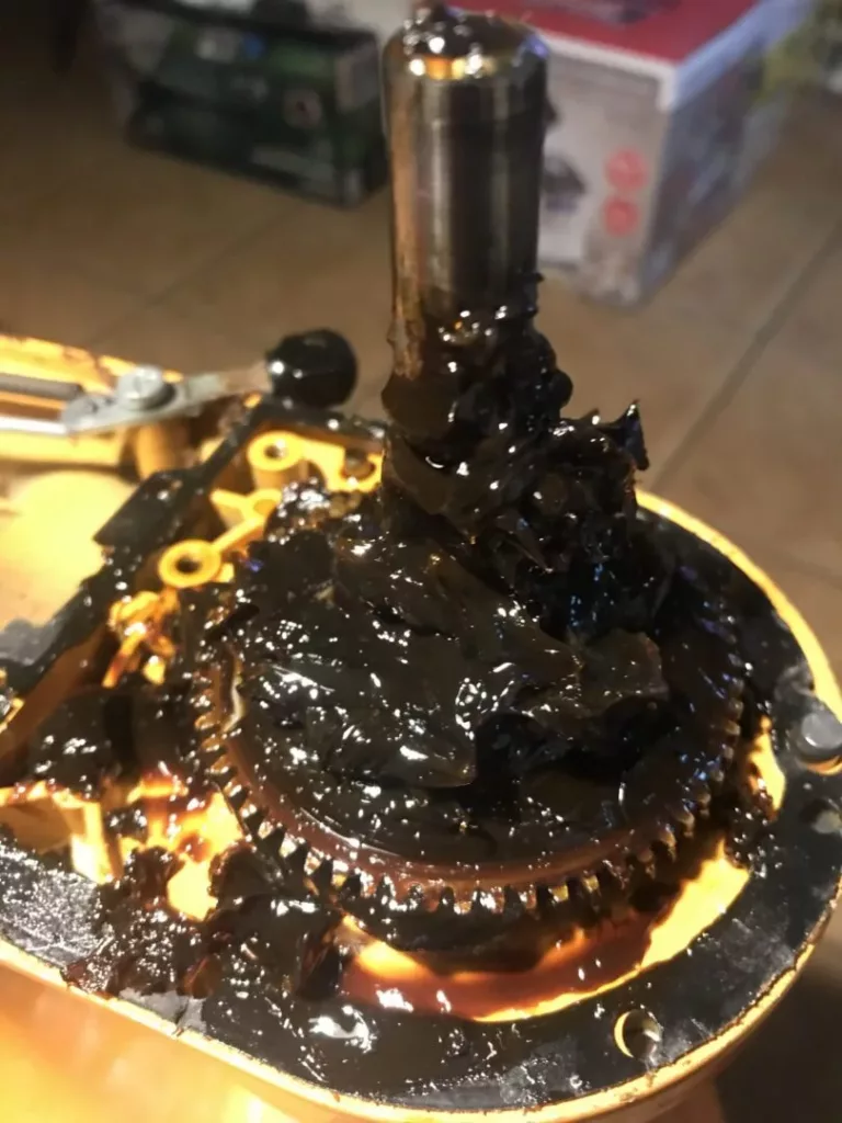 Smar na zdemontowanej przekładni w uszkodzonym robocie planetarnym Kitchen Aid