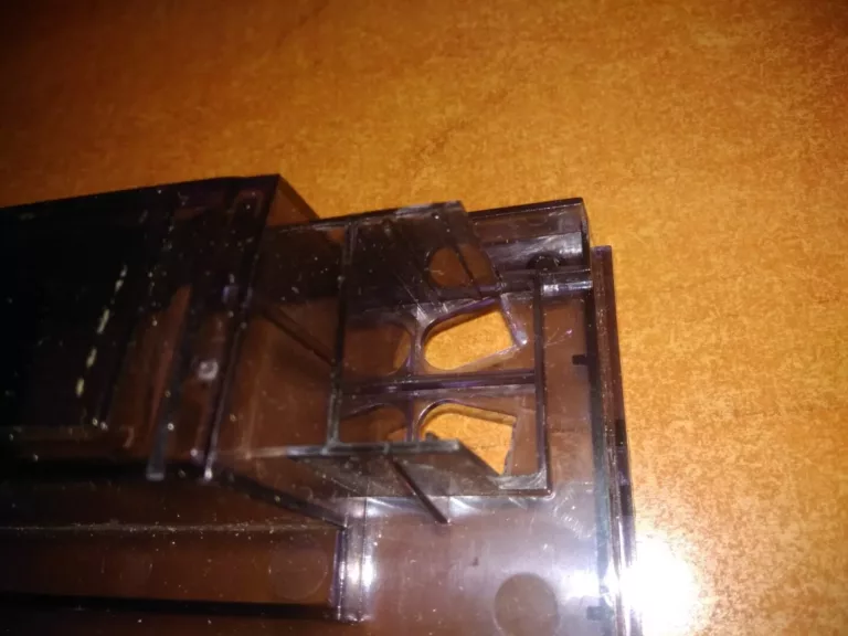 Wyłamany panel przedni w zmywarce Beko DSFS6831X