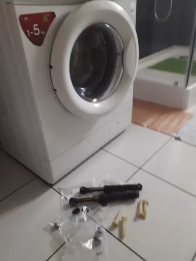 Wymiana amortyzatorów w pralce LG - naprawiaj, nie wyrzucaj