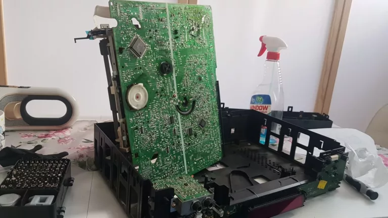 Pasek napędowy w magnetowidzie Thompson rozpłynął się - wymiana na nowy