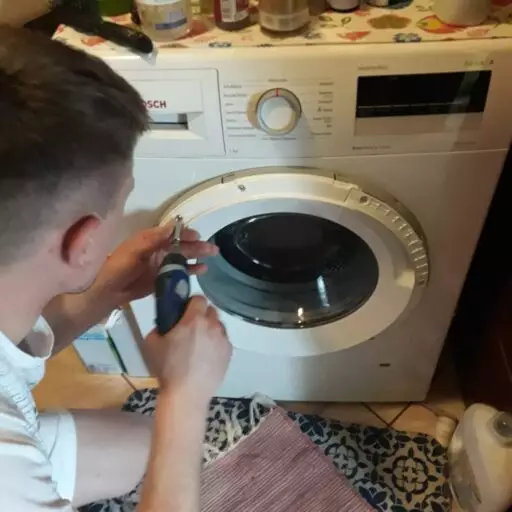 Wymiana zawiasu w pralce Bosch VarioPerfect - naprawiaj, nie wyrzucaj