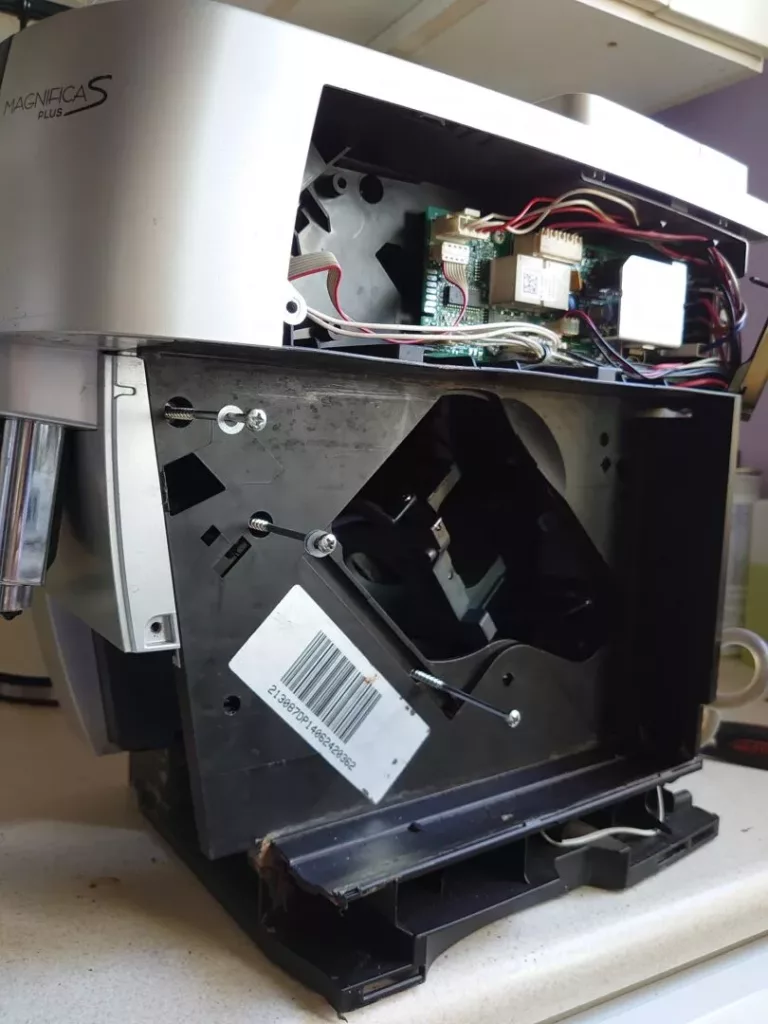 Wymiana popychacza zaparzacza - rozkręcenie obudowy ekspresu DeLonghi Magnifica S ECAM22.115.B