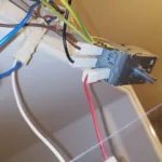 Wymiana termostatu w lodówce - widok na kable