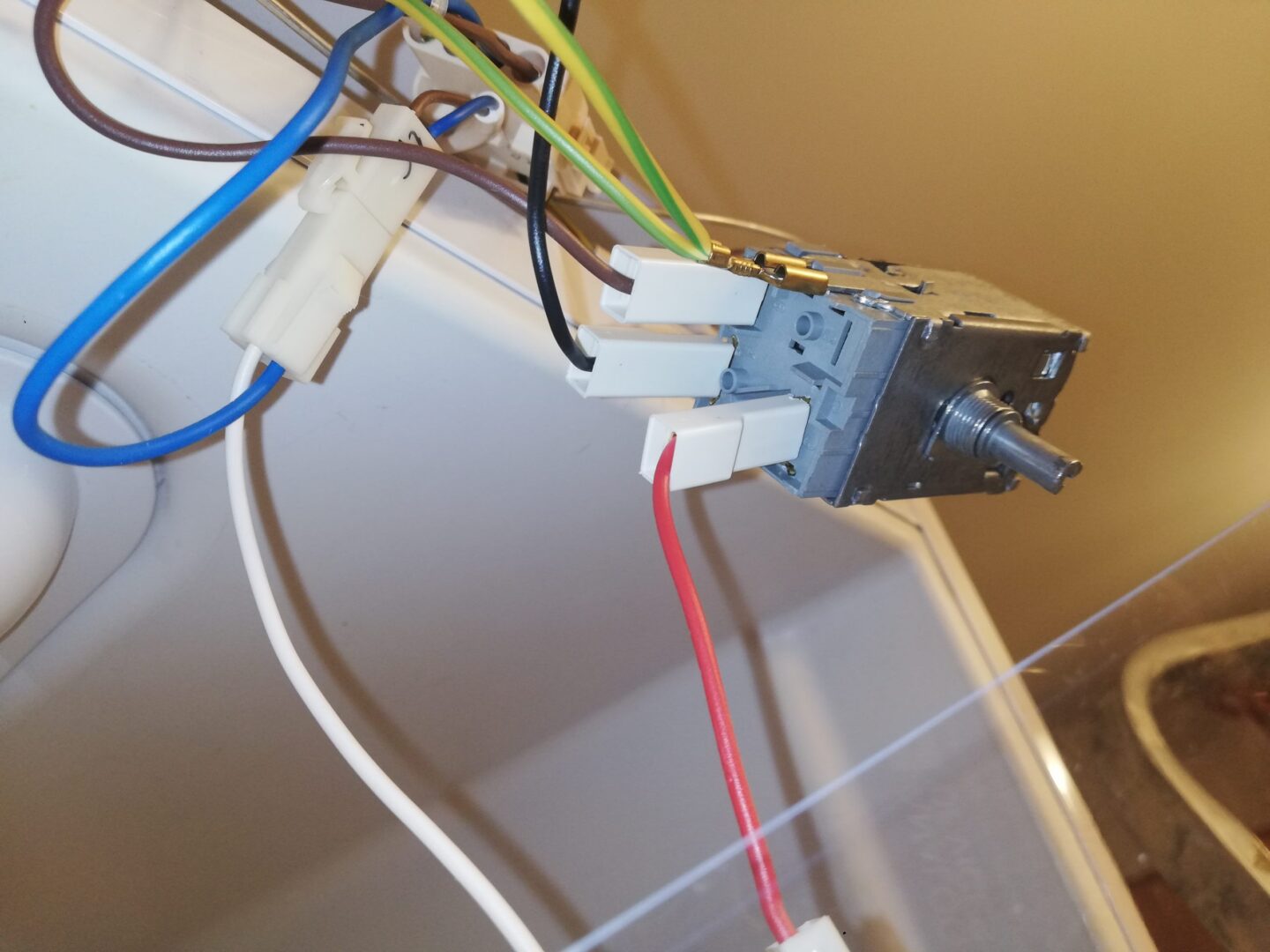 Wymiana termostatu w lodówce - widok na kable