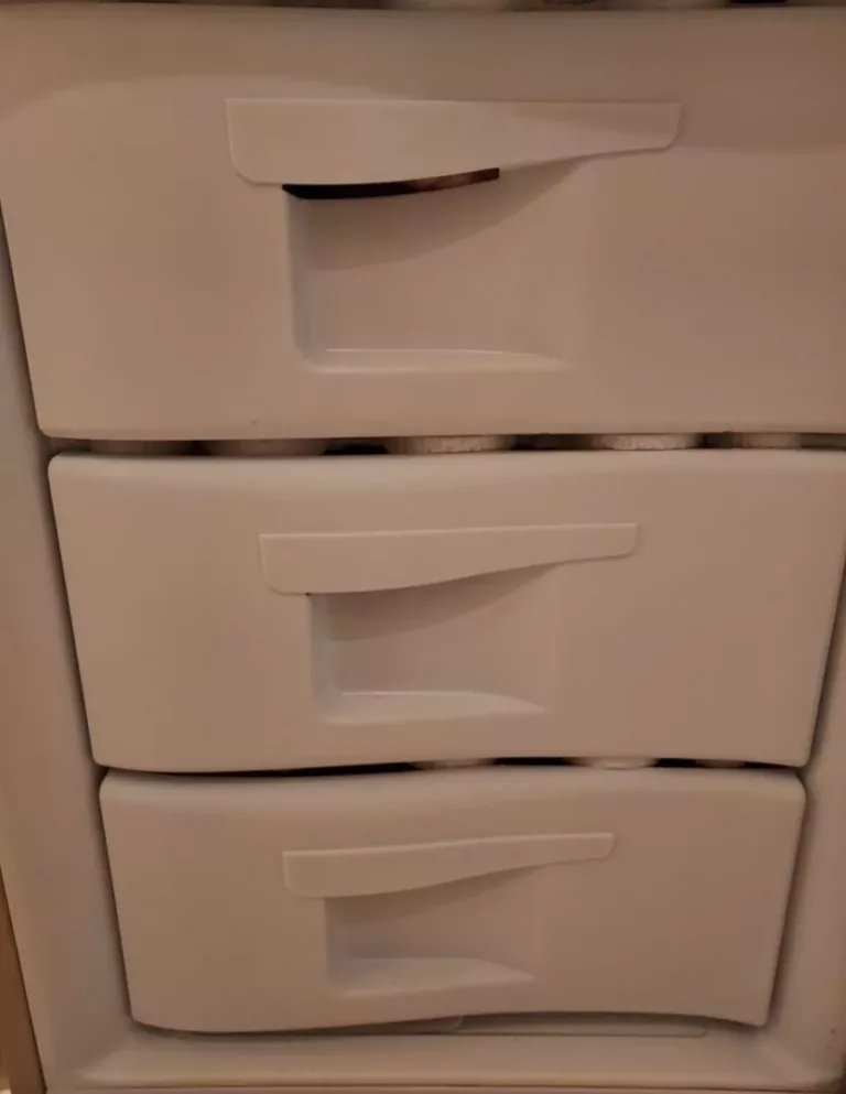 Wymiana ramek i frontów szuflad w lodówce Indesit