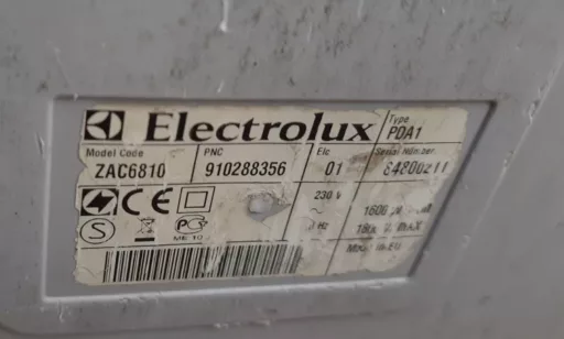 Naprawa włącznika w odkurzaczu Electrolux ZAC6810 - naprawiaj, nie wyrzucaj