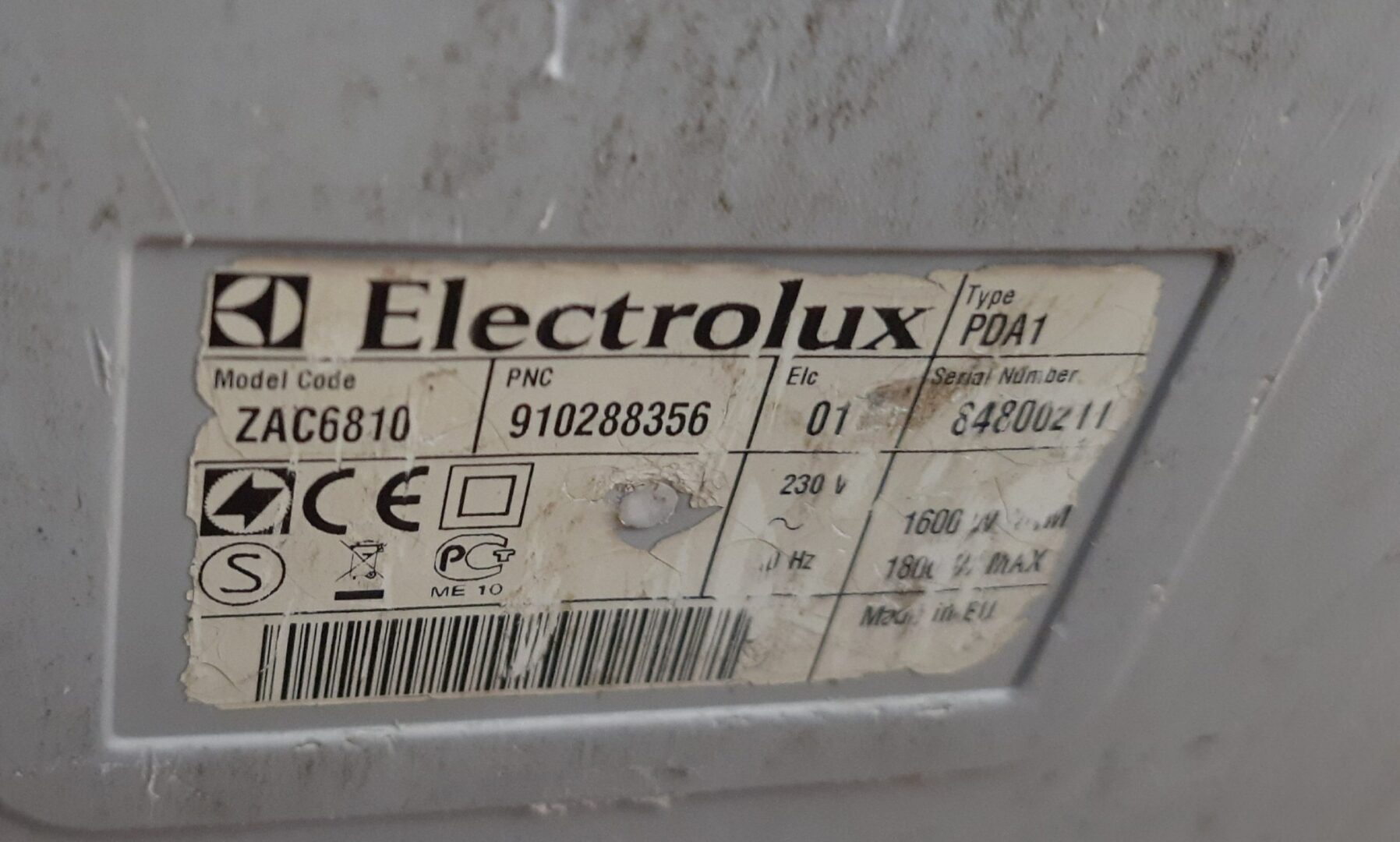 Tabliczka znamionowa odkurzacza Electrolux ZAC6810 naprawa włącznika w odkurzaczu