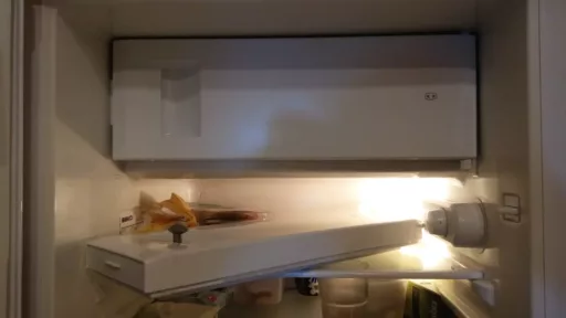 Wymiana osłony żarówki i drzwiczek zamrażalnika w lodówce Beko TSE 1270 - naprawiaj, nie wyrzucaj