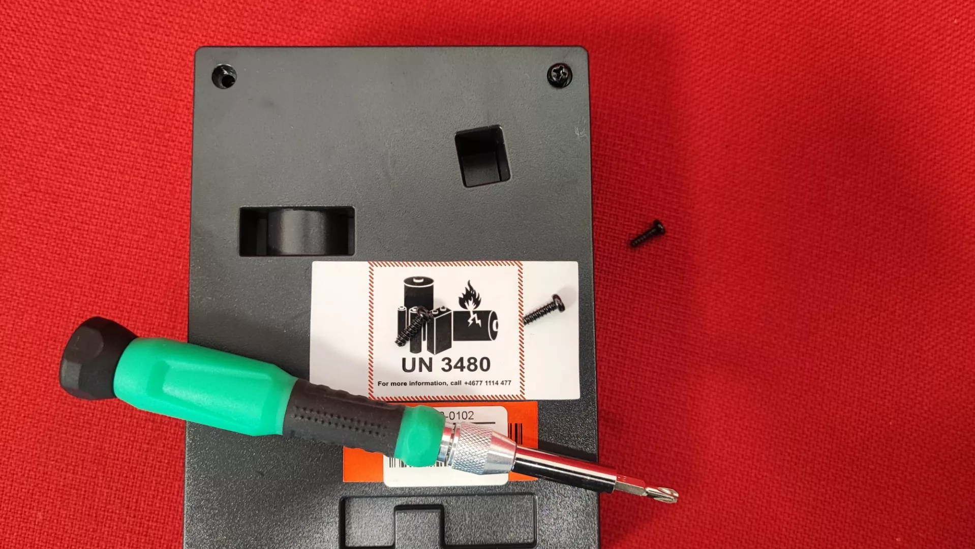 Wymiana baterii w odkurzaczu pionowym Electrolux ERGO11 - widok na wkrętak