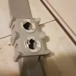 Uszkodzona rura ramienia spryskiwacza do zmywarki do naczyń Whirlpool ADP 4619 IX