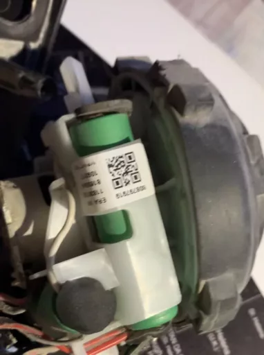 Wymiana baterii w odkurzaczu pionowym Electrolux ERGO11 - naprawiaj, nie wyrzucaj