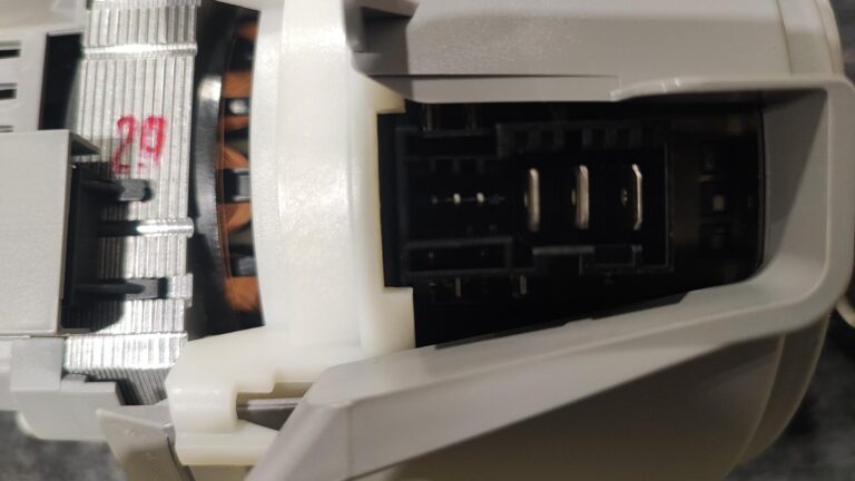 Pompa myjąca z grzałką do zmywarki Bosch SPV53M10EU11 - widok na elementy łączeniowe
