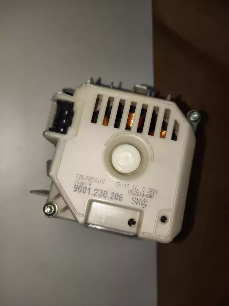 Pompa myjąca z turbiną i grzałką w zmywarce Siemens SN636X03ME/41 widok na nr oryginalny 9001.230.206