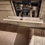 Zmywarka Siemens SN636X03ME/41 podczas pracy - widok na naczynia w środku