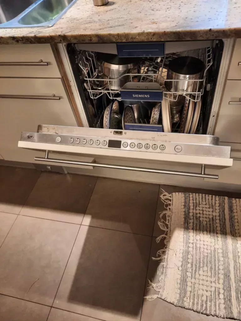 Zmywarka Siemens SN636X03ME/41 podczas pracy - widok na naczynia w środku