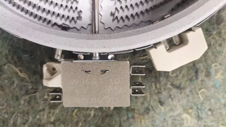 Pole grzewcze w kuchence Amica C602.834TEK - widok na elementy łączeniowe