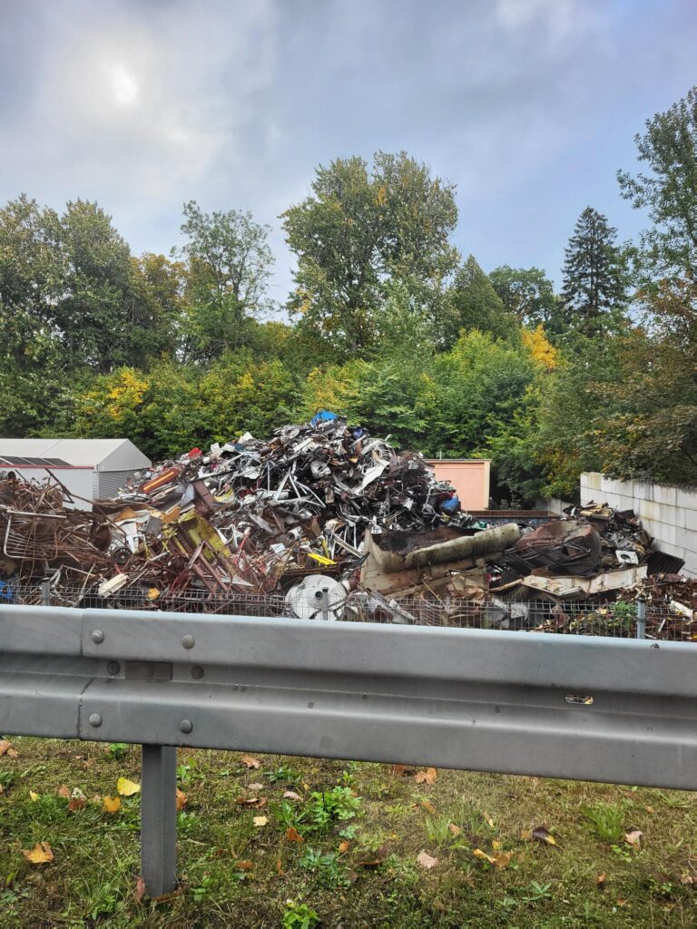 Zużyty sprzęt AGD na wysypisku śmieci w miejscowości Debrzno w powiecie Człuchowskim