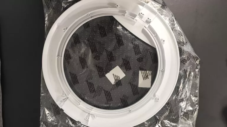 Nowa ramka zewnętrzna drzwi do pralki Gorenje WS5229 po otwarciu paczki z north.pl