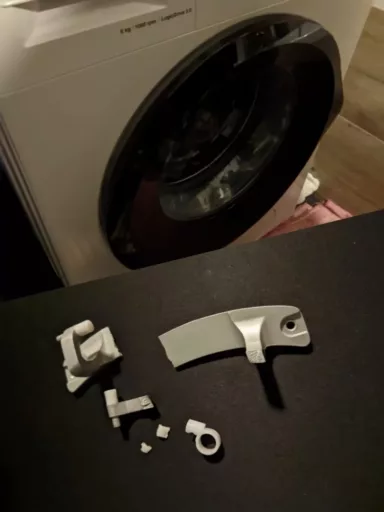 Wymiana zawiasu w pralce Amica LogicDrive WA1S610CLISMT - naprawiaj, nie wyrzucaj