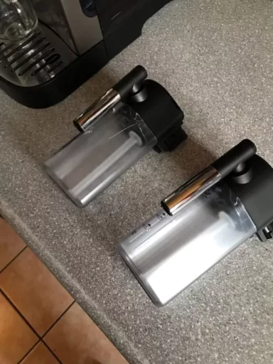 Wymiana pojemnika na mleko w ekspresie DeLonghi Magnificia Evo ECAM290.81.TB - naprawiaj, nie wyrzucaj
