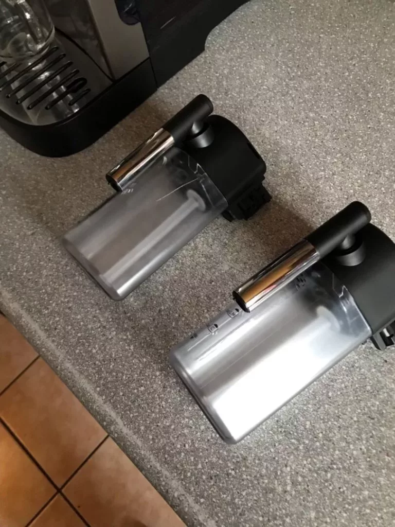 Pęknięty i nowy pojemnik dzbanek na na mleko w ekspresie Delonghi Magnificia Evo ECAM290.82.TB